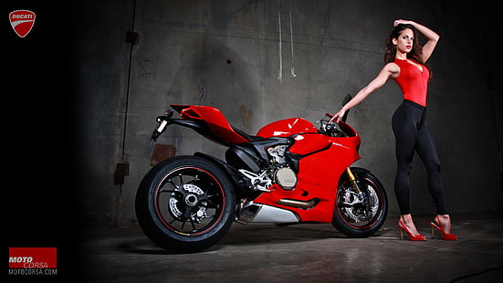 kobiety z rowerami, Ducati 1199, motocykl, obcisła odzież, szpilki, czerwone szpilki, ręce na głowie, Tapety HD HD wallpaper