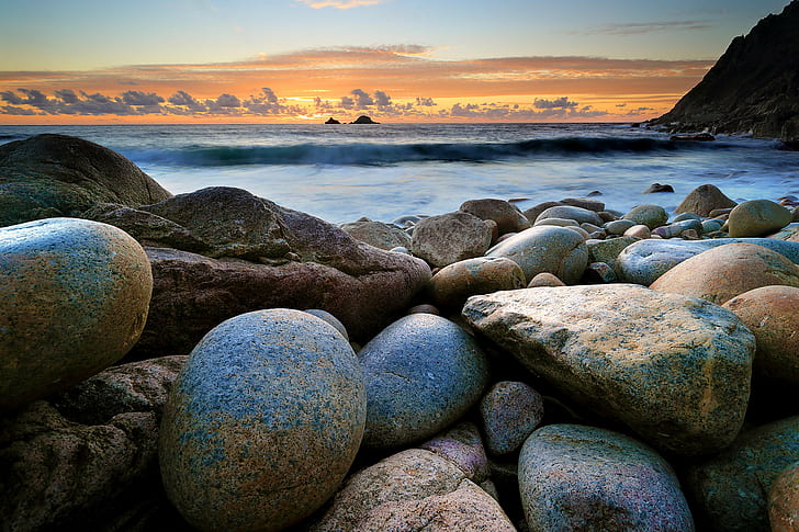 grå stenar nära vattensamling, Cove, grå stenar, vattensamling, Cornwall, St.Just, solnedgångskust, kust, strand, surf, höst, natur, solnedgång, hav, sten - Objekt, skymning, landskap, utomhus, sommar , himmel, scenics, HD tapet