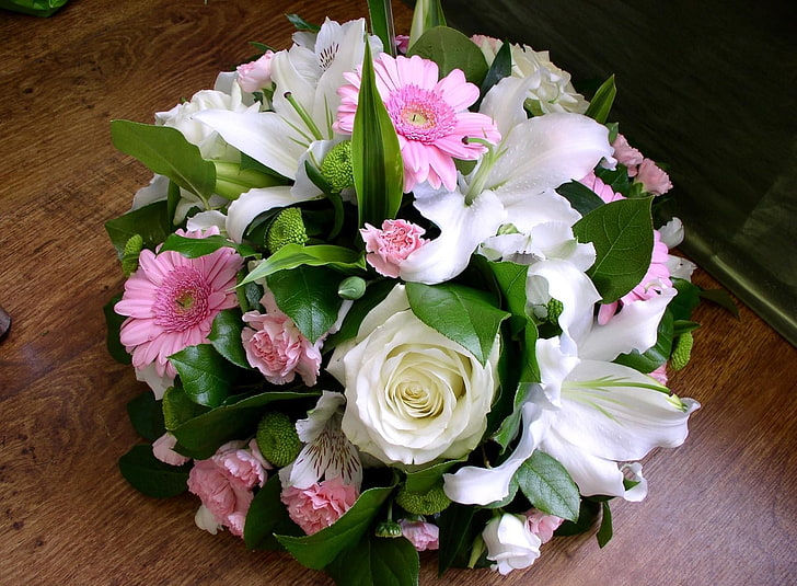 bunga mawar putih, lili putih, dan buket bunga daisy Gerbera merah muda, mawar, gerbera, alstroemeria, lili, anyelir, karangan bunga, hijau, Wallpaper HD
