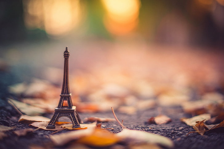 grå Eiffeltornets miniatyr, höst, asfalt, löv, suddighet, torr, statyett, Eiffeltornet, stativ, bokeh, La tour Eiffel, HD tapet