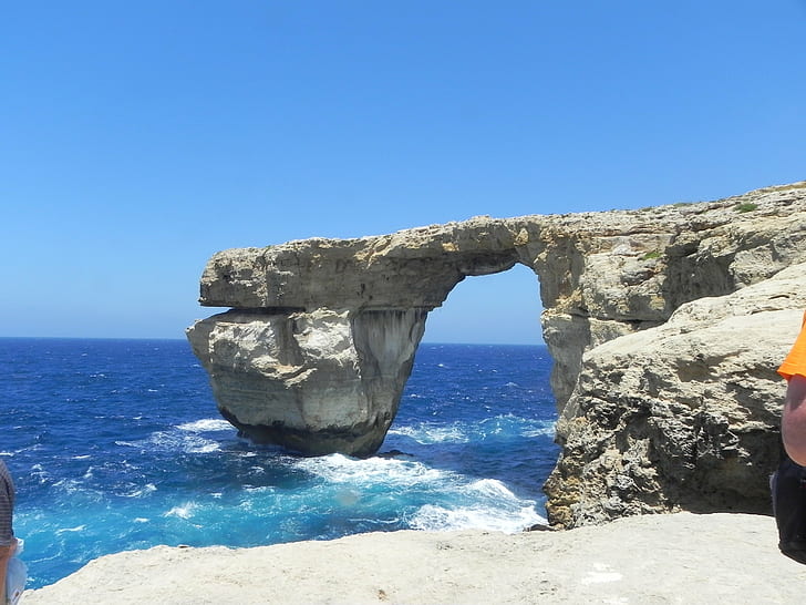 vagues de la mer près de falaise rocheuse pendant l'heure d'or, Azure Window, vagues de la mer, heure d'or, paysage, Gozo, mer, nature, rocher - Objet, été, plage, bleu, mer Méditerranée, littoral, vacances, Fond d'écran HD