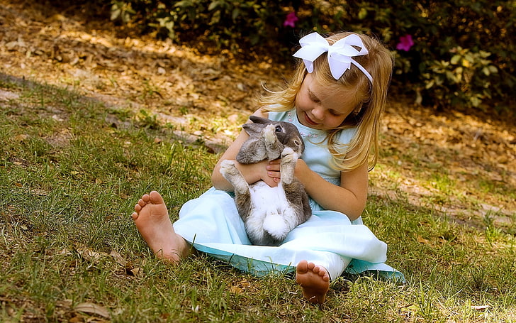 小さな女の子とウサギ、白と茶色のウサギ、赤ちゃん、、、遊ぶ、かわいい、女の子、草原、ウサギ、小さな、 HDデスクトップの壁紙