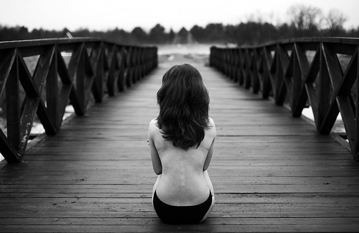 topless woman sitting on gray wooden footbridge, GIRL, SITTING, HAIR, HORIZON, The SKY, BROWN hair, BACK, BRIDGE, Black and WHITE, FRAME, CONDITION, PERILLA, The FOREST, WOODEN, HD wallpaper