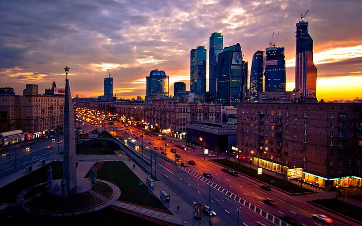 高層ビル、日没、都市、都市の景観、建築、首都、モスクワ、ロシア、雲、日没、建物、町の広場、通り、ライト、夜、車、道路、高層ビル、クレーン中に高層ビルの空撮マシン）、モニュメント、 HDデスクトップの壁紙