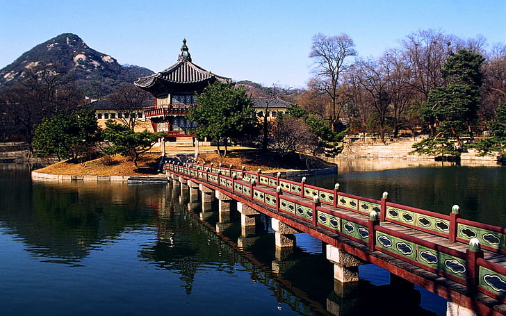 قصر Gyeongbokgung في سيول ، جسر خرساني باللون الأحمر والرمادي والأزرق وجزيرة وبحيرة وجسر وقصر وطبيعة ومناظر طبيعية، خلفية HD