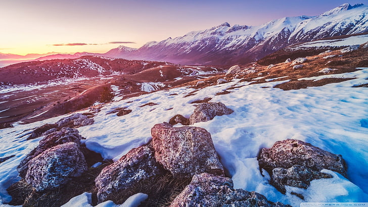 montaña cubierta de nieve, rocas grises rodeadas de nieve durante el día, naturaleza, paisaje, roca, nieve, montañas, puesta de sol, invierno, Fondo de pantalla HD