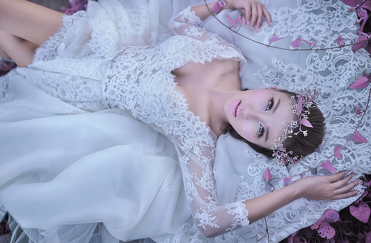 kvinna som bär vit blommig klänning som ligger på sängen, asiat, klänning, kvinnor, modell, brudar, HD tapet