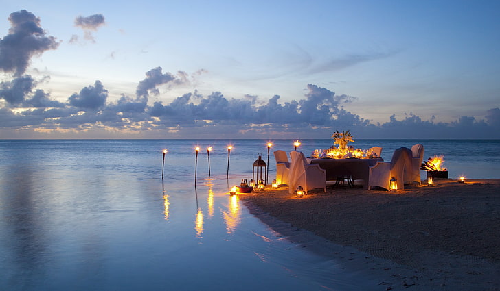białe krzesła, plaża, ocean, romans, wieczór, świece, ocean, zachód słońca, widok, romantyczny, kolacja, Tapety HD