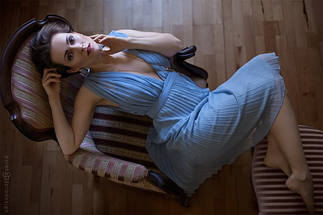 Trid Estet, descalzo, vestido, vestido azul, silla, mujer, modelo, 500 px, Fondo de pantalla HD HD wallpaper