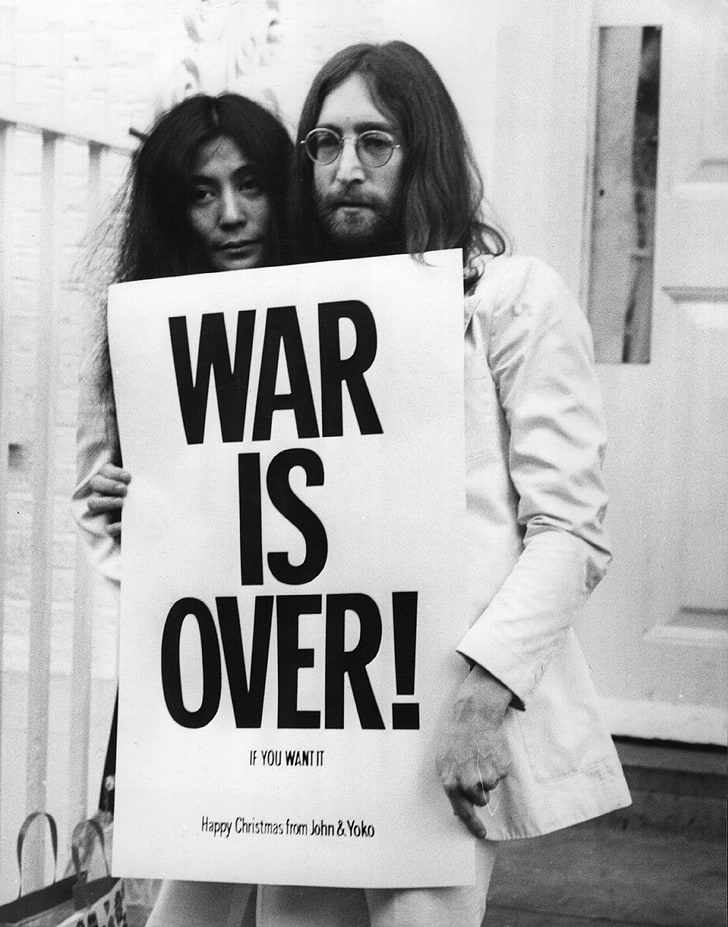 hombres, mujeres, pareja, músico, cantante, John Lennon, Yoko Ono, calle, monocromo, gafas, cabello largo, barbas, paz, Navidad, póster, leyenda, manifestantes, Fondo de pantalla HD, fondo de pantalla de teléfono