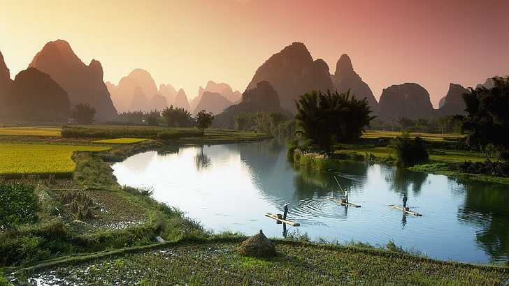 mountain scenery during sunrise, nature, landscape, mountains, hills, trees, forest, water, sky, Vietnam, Asia, river, boat, men, field, rice paddy, palm trees, Guilin, HD wallpaper