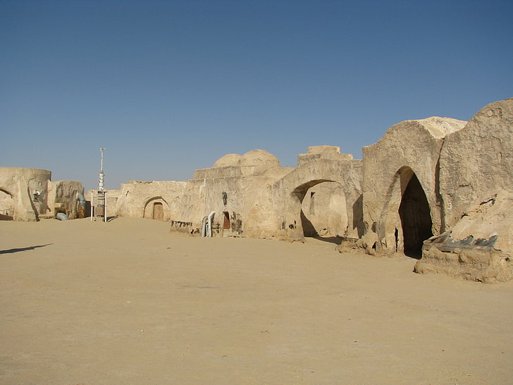 braunes Holzbettgestell mit weißer Matratze, Star Wars, Tatooine, HD-Hintergrundbild