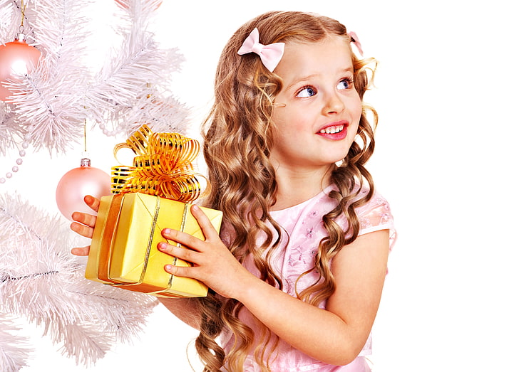 желтая подарочная коробка, дети, улыбка, подарок, елка, ребенок, Новый год, Рождество, девушка, бантики, кудри, праздники, HD обои