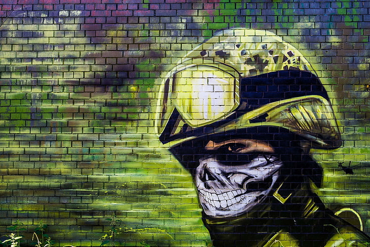 человек с граффити шлема, поверхность, стена, граффити, текстура, команда, полиция, спецназ, кирпич, обои., быстрая реакция, уличное искусство, красивый фон, HD обои