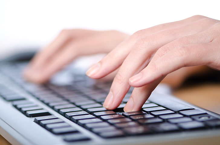 لوحة مفاتيح الكمبيوتر باللونين الأسود والرمادي ولوحة المفاتيح والأصابع واليد والفتاة والضغط، خلفية HD