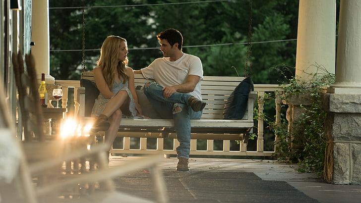 Hombre y mujer sentados en un banco de columpios en la terraza, Forever My Girl, Alex Roe, Jessica Rothe, 4k, Fondo de pantalla HD