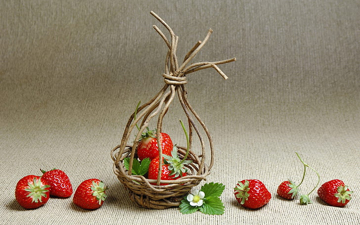 Erdbeerkorb, Erdbeerfrüchte und brauner Korb, Früchte, Rot, Hintergrund, Lebensmittel, HD-Hintergrundbild