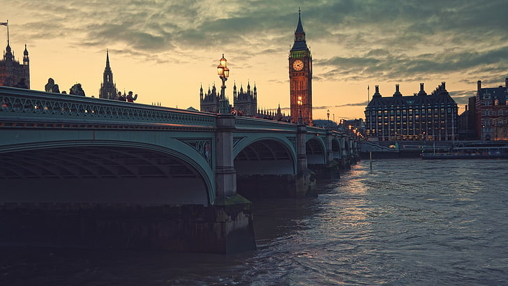 Big Ben, Paryż, Big Ben i Most Karola pod białymi chmurami w ciągu dnia, most, rzeka, pejzaż miejski, Londyn, Tapety HD