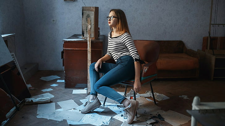 jeans women with glasses women chair sitting, jeans, women with glasses, women, chair, sitting, HD wallpaper