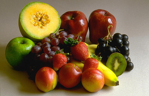 variedad variada de frutas, uvas, manzanas, plátanos, kiwi, fresas, Fondo de pantalla HD HD wallpaper