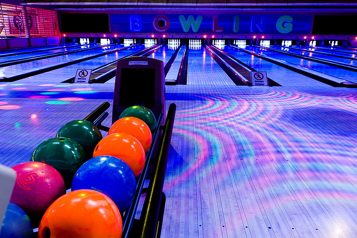 Bowlingkugeln in verschiedenen Farben, Schläger, Bowling, Bälle, HD-Hintergrundbild