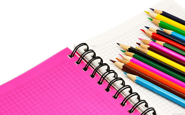 Lápiz de color en un cuaderno rosa, lote de lápices de colores y cuaderno rosa, lápiz, cuaderno, escuela, color, diversos, Fondo de pantalla HD