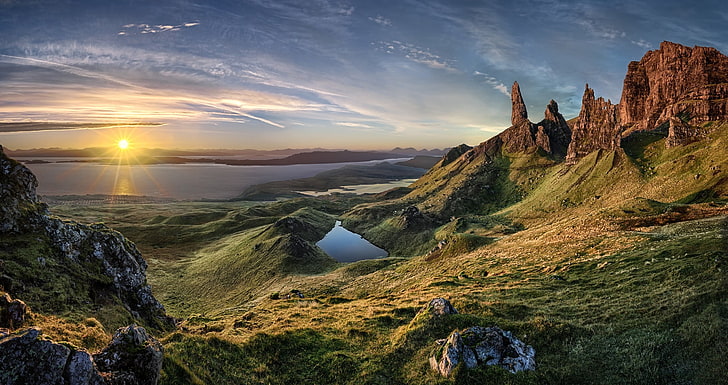 fotografía de paisaje de montaña, naturaleza, paisaje, Old Man of Storr, Skye, isla, Escocia, hierba, mar, montañas, rayos de sol, luz solar, agua, estanque, roca, Fondo de pantalla HD