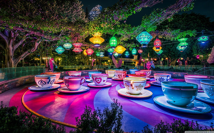 taza de té de colores variados con lote de platillos, Disneyland, parques temáticos, árboles, linterna, taza, California, colorido, Fondo de pantalla HD