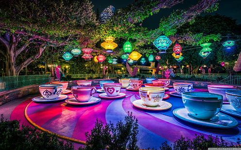 taza de té de colores variados con lote de platillos, Disneyland, parques temáticos, árboles, linterna, taza, California, colorido, Fondo de pantalla HD HD wallpaper