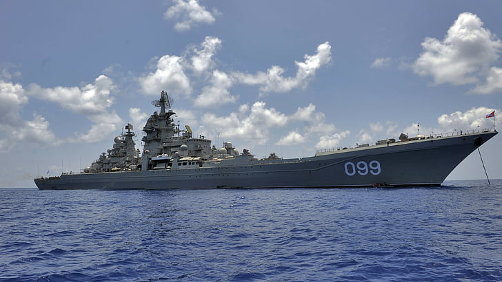 Marineschiff verankert in der Mitte des Ozeans unter ruhigem Himmel, Pyotr Velikiy, Schlachtkreuzer, Kirov-Klasse, schwerer Raketenkreuzer, 099, russische Marine, Russland, HD-Hintergrundbild