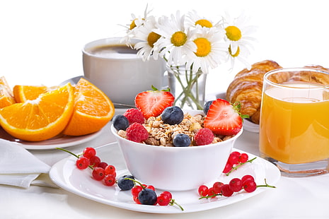 piatto bianco, ciotola e piattino, colazione, cereali, fragole, ribes, lamponi, succo di frutta, fiori, caffè, arancia, Sfondo HD HD wallpaper