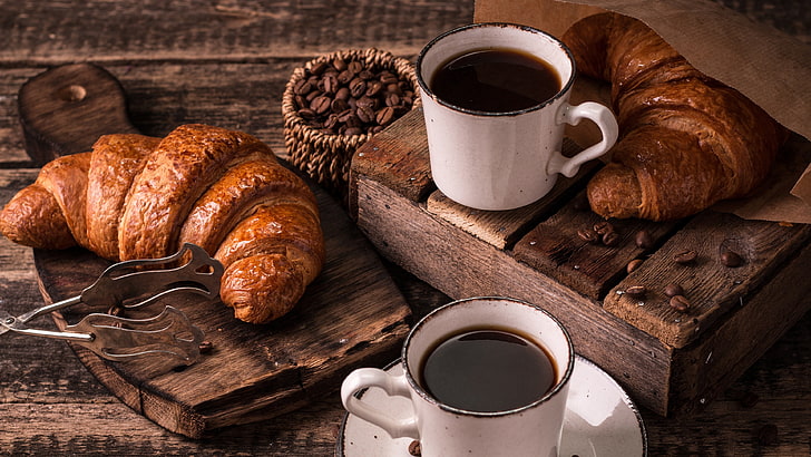 kaffeetasse, frühstück, tasse, stillleben fotografie, kaffee, stillleben, croissant, gebäck, kaffeebohnen, HD-Hintergrundbild