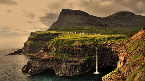 gunung coklat dan hijau dan badan air, air terjun di dekat badan air dan tebing gunung, pemandangan, tebing, air terjun, desa laut, alam, Gasadalur, Kepulauan Faroe, laut, Wallpaper HD HD wallpaper