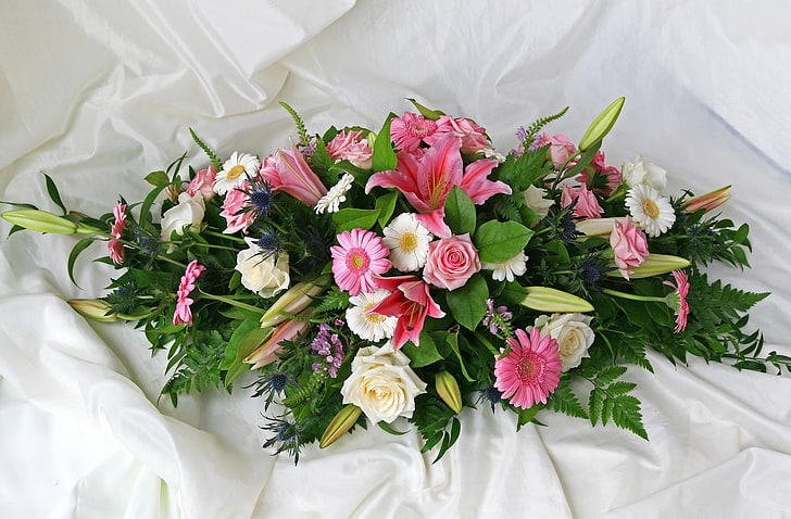 łup z białych i różowych róż, róże, gerbery, lilie, kwiaty, zioła, kompozycja, tkanina, Tapety HD