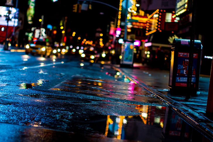 brinquedo de trem preto e vermelho, luzes da cidade, rua molhada, água, cidade, estrada, noite, HD papel de parede