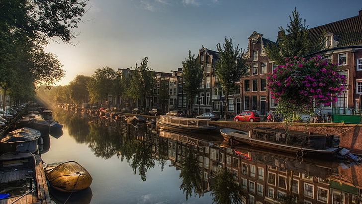 красная машина, амстердам, нидерланды, река, город, лодка, деревья, отражение, вода, здание, архитектура, HD обои