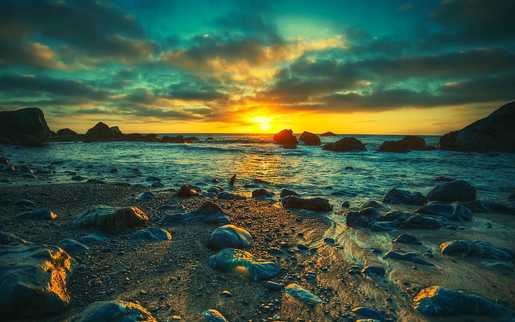 rochers près d'un plan d'eau fond d'écran HD, plage, coucher de soleil, mer, nature, pierres, lumière du soleil, nuages, Fond d'écran HD