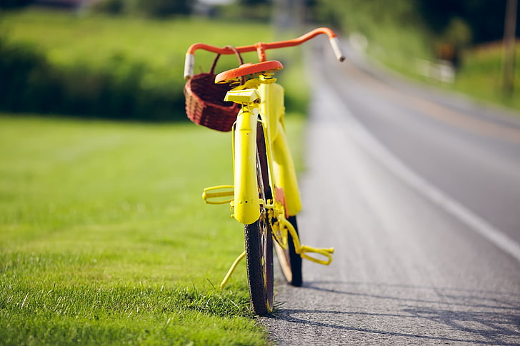 bicicleta amarilla y naranja, macro, carretera, bicicleta, hierba, camino, vehículo, Fondo de pantalla HD