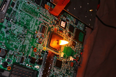 placa base verde, macro, circuitos, placas de circuito, placas base, fuego, PCB, Intel, Intel 386, Fondo de pantalla HD HD wallpaper