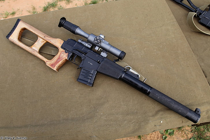 بندقية صيد سوداء وبنية مع منظار وأسلحة وبندقية قنص خاصة من Vintorez و VSS، خلفية HD