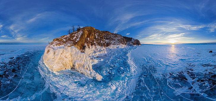 montagne beige et brune entourée d'eau sous ciel bleu, lac Baïkal, hiver, glace, gelée, lac, nuages, île, coucher de soleil, panoramas, arbres, jeep, nature, paysage, Fond d'écran HD