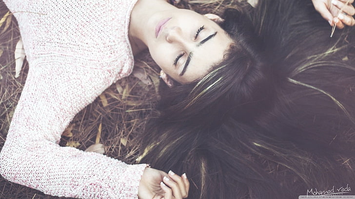 mata tertutup, wanita, berbaring, berambut cokelat, sweter, Wallpaper HD