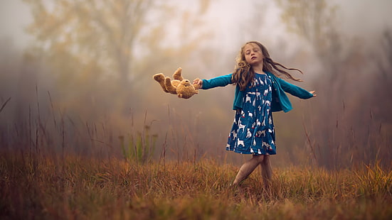 Kinder, Teddybären, kleines Mädchen, Jake Olson, geschlossene Augen, blaues Kleid, HD-Hintergrundbild HD wallpaper