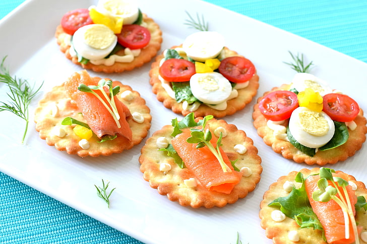 brown pastry breads with tomato, greens, egg, crackers, tomatoes, sauce, appetizer, salmon, canapés, HD wallpaper