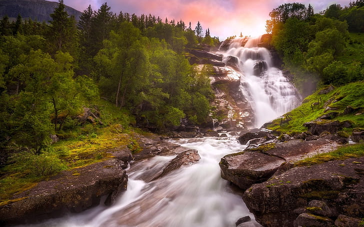 Norge, vattenfall, flod, träd, solnedgång, gräs täckt berg med steniga fall foto, Norge, vattenfall, flod, träd, solnedgång, HD tapet