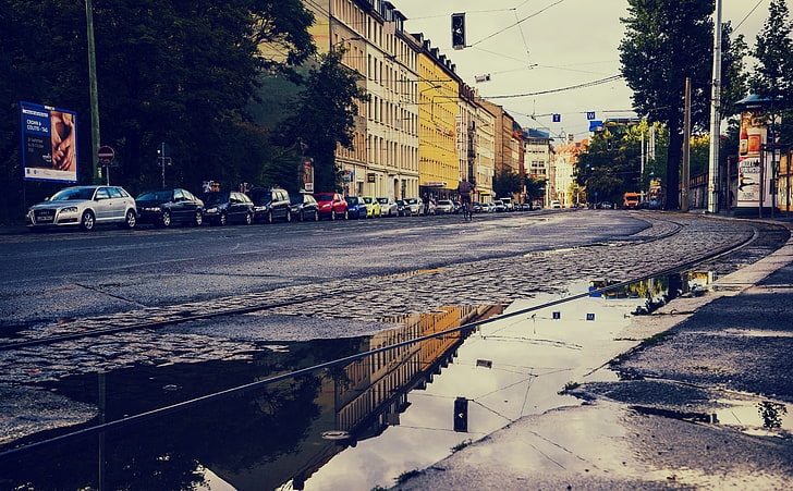 Street Reflection HD Wallpaper, srebrny samochód, artystyczny, miejski, deszcz, miasto, ulica, odbicie, Tapety HD
