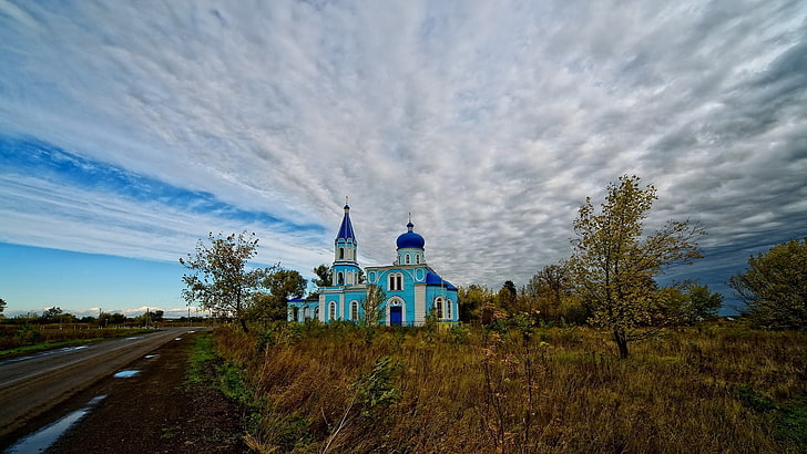 chiesa blu e bianca, chiesa, tempio, strada, autunno, erba, sbiadito, sporco, Sfondo HD