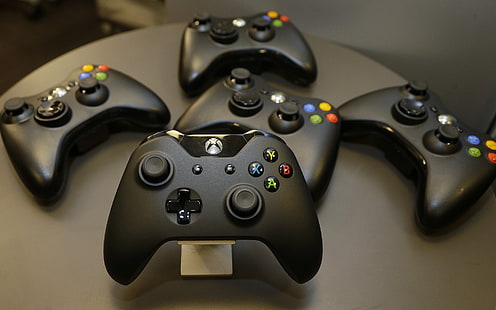 Xbox One وأربعة وحدات تحكم Xbox 360 ووحدات تحكم وأجهزة Xbox و Xbox 360 وألعاب الفيديو، خلفية HD HD wallpaper