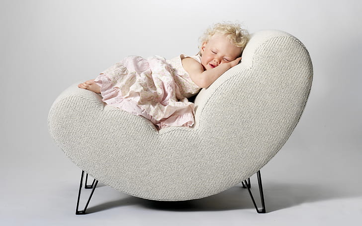 眠っているかわいいプリンセス、女の赤ちゃんのベージュのノースリーブドレス。ベージュの椅子、かわいい、リトル、プリンセス、眠っています。、 HDデスクトップの壁紙