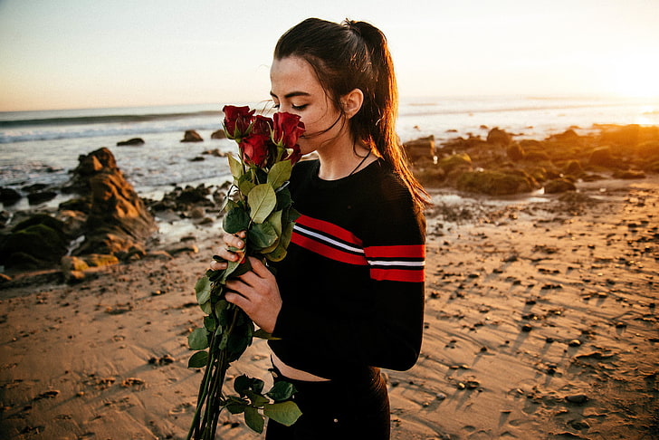 Noel Alvarenga, Frauen, Frauen im Freien, geschlossene Augen, Gesicht, rote Blumen, Chill Out, Strand, Landschaft, Fotografie, Modell, HD-Hintergrundbild